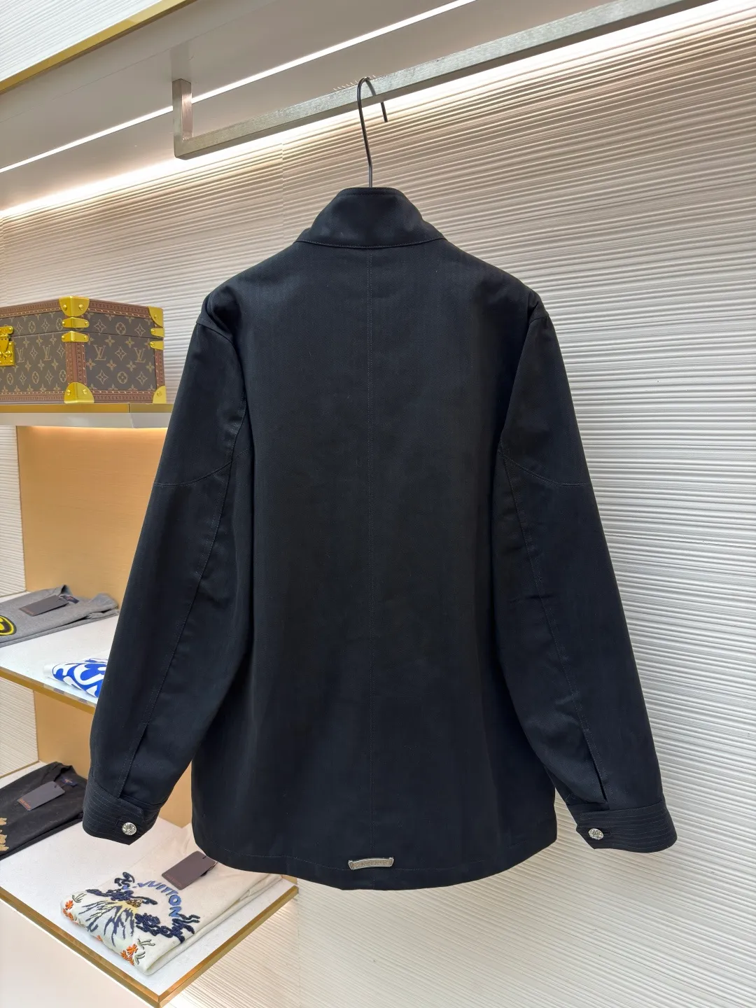 Chrome Hearts M65 work jacket ●Item number: 1682245-D90 ●Fabric: cotton fabric ●Technology: herringbone brushed production ●Color: black ●Version: loose fit ●Weight: about 1300 grams ●Size: S-M-L ●Description: Purchased from the original national specialty brand No. 51800. The custom-woven fabric is made of herringbone brushed 320g cotton material. It is matched with garment dyeing + dirty washing + distressing process. (minimum quantity 2000 meters). Customized jacquard lining. Add soft water washing. Customized 8# placket double-ended zipper. Customized 8# waist pocket zipper. Customized 5# Inner pocket zipper. Customized 20mm I-shaped buckle. Customized 25mm I-shaped buckle. Customized 15mm four-in-one buckle. Customized placket four-in-one concealed button. Customized genuine leather trademark. Size. Produced by a large factory, it is very test of workmanship. Full of street feel. Compare workmanship details to counters. Instant sale of the market version. The overall wiring is straight and delicate, the fabric is comfortable and soft, and the color is consistent without color difference. It can be matched with the same style to create a fashionable look and control various occasions. Customized accessories, complete with three standards, same style for men and women!
